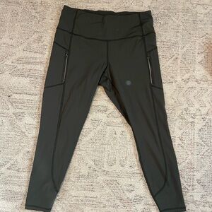 High-Waisted Leggings with Zipper Pockets